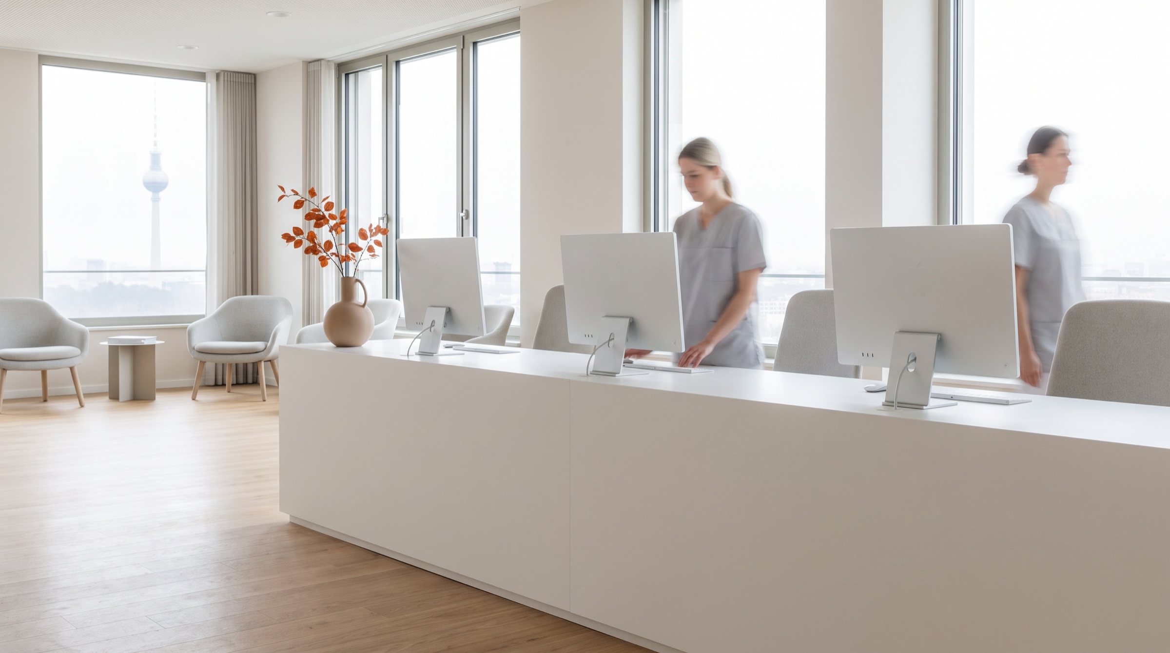tomedo Berlin 2 Apple IT-Systemhaus für Arztpraxen tomedo für MVZ - Empfang eines Berliner MVZ mit iMac-Arbeitsplätzen und Fernsehturm-Blick